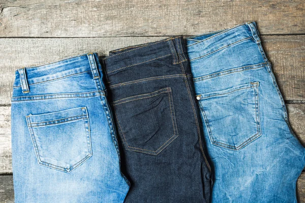 Ahşap arka plan üzerinde kot pantolon