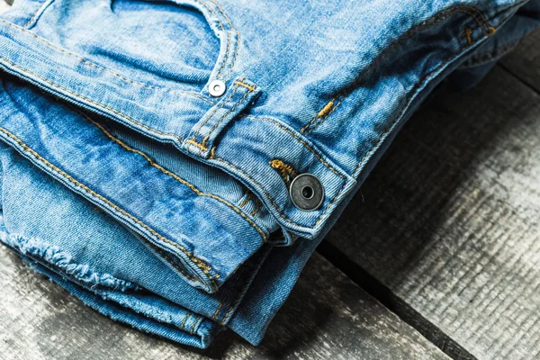 Ahşap arka plan üzerinde kot pantolon