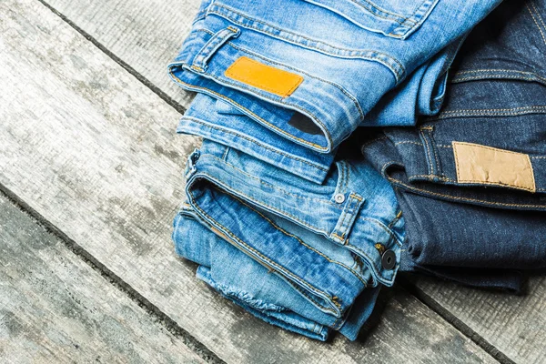 Jeans sobre fondo de madera — Foto de Stock