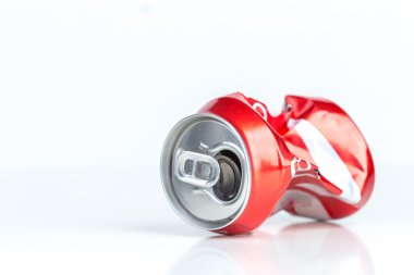Beyaz arka plan üzerinde izole alüminyum kutular