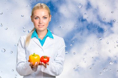 Diyetisyen taze sebze ile