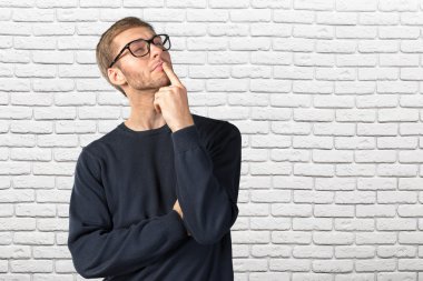 düşünceli yakışıklı genç