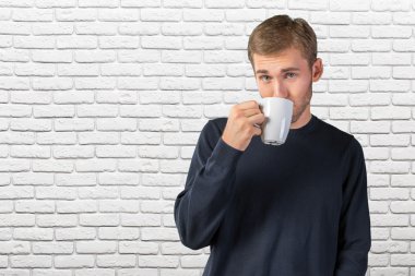 yakışıklı adam sıcak fincan çay/kahve holding