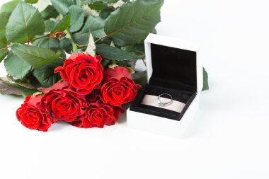 Gül ve altın yüzük