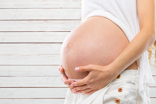 Junge glücklich lächelnde schwangere Frau — Stockfoto