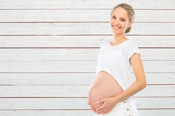 Joven feliz sonriente embarazada — Foto de Stock