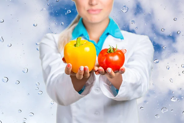 Diététicienne aux légumes frais — Photo