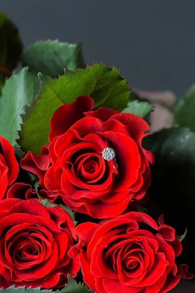Τριαντάφυλλα και χρυσό δαχτυλίδι — Φωτογραφία Αρχείου