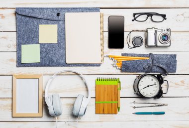 Ofis, banka donatımı ile ahşap masa