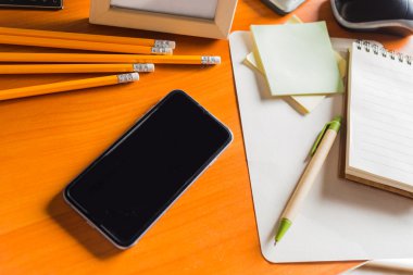 defter ve kalem eski ahşap tablo