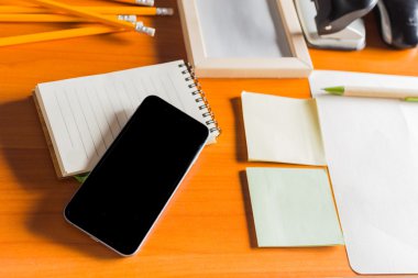 defter ve kalem eski ahşap tablo