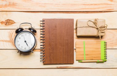 defter ve kalem eski ahşap tablo