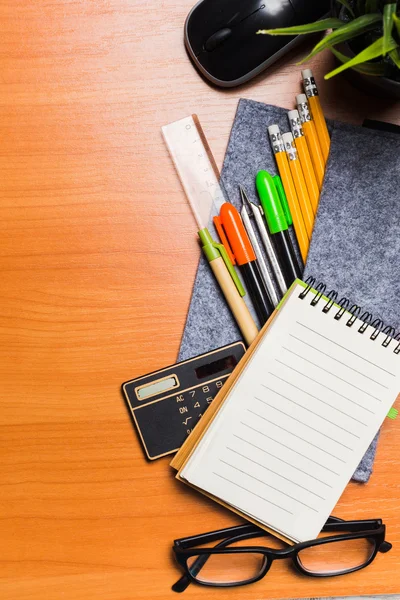 Cuaderno y pluma en la vieja mesa de madera —  Fotos de Stock