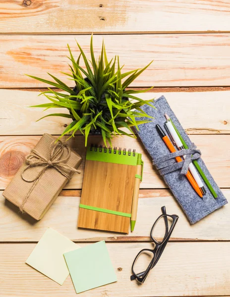 Cuaderno y pluma en la vieja mesa de madera — Foto de Stock