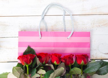 hediye ile kırmızı gül