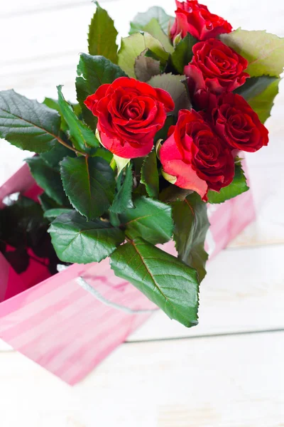 Κόκκινα τριαντάφυλλα με παρόν — Φωτογραφία Αρχείου