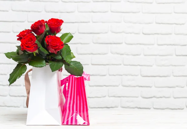 Röda rosor med presenter — Stockfoto