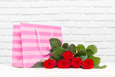 hediye ile kırmızı gül