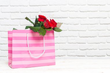 hediye ile kırmızı gül