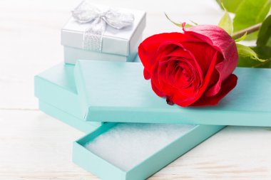 Hediye ile kırmızı gül