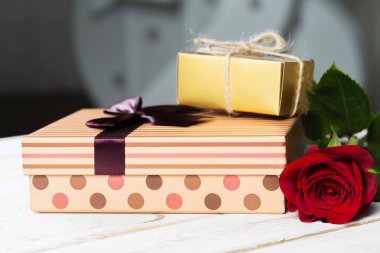 Hediye ile kırmızı gül