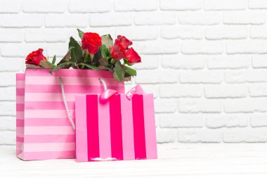 Hediye ile kırmızı gül