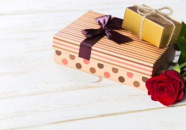 Hediye ile kırmızı gül