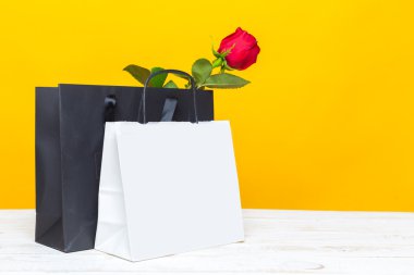 Hediye ile kırmızı gül