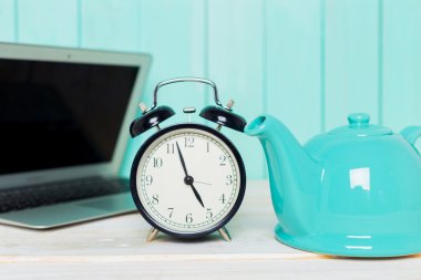 Dizüstü bilgisayar ile rahat çalışma alanı