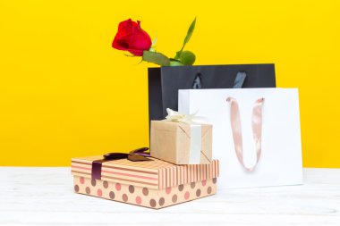 Kırmızı gül ile sunar