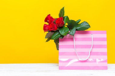 hediye ile kırmızı gül