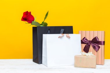 Hediye ile kırmızı gül