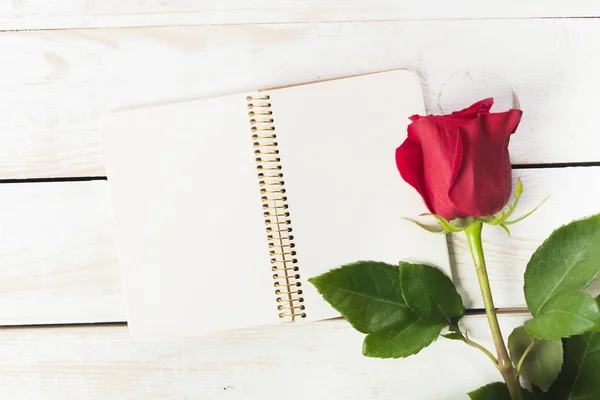 Red rose with notebook — Stock Photo, Image