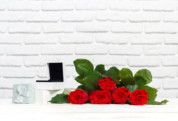 Červené růže s dárek — Stock fotografie