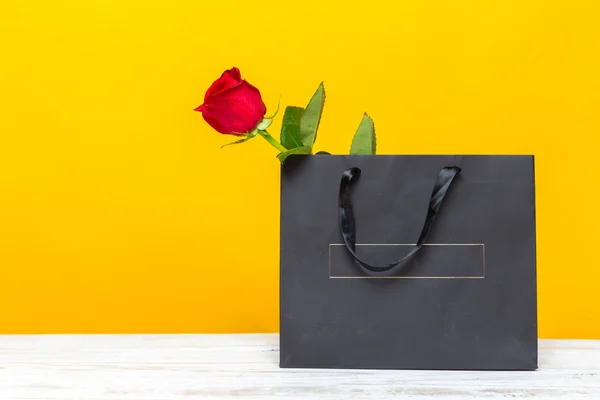 Rosa roja con regalo —  Fotos de Stock