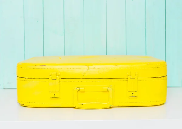 Sárga vinatge bőrönd — Stock Fotó