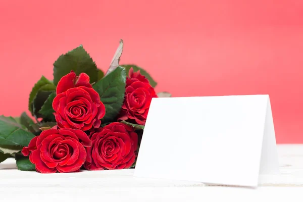 Κόκκινα τριαντάφυλλα με κάρτα — Φωτογραφία Αρχείου