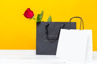 Hediye ile kırmızı gül