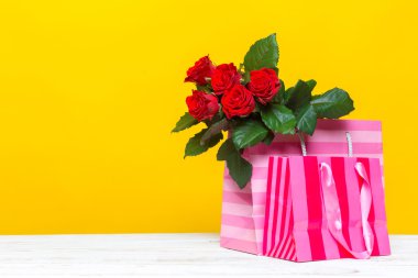 hediye ile kırmızı gül