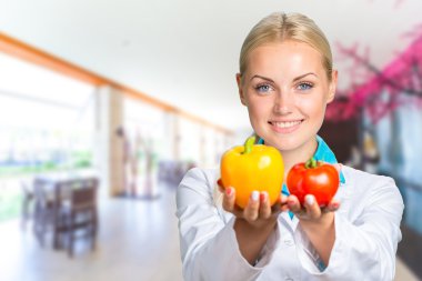 Diyetisyen taze sebze ile