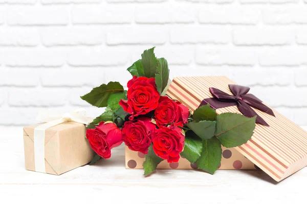 Roses rouges avec cadeaux — Photo