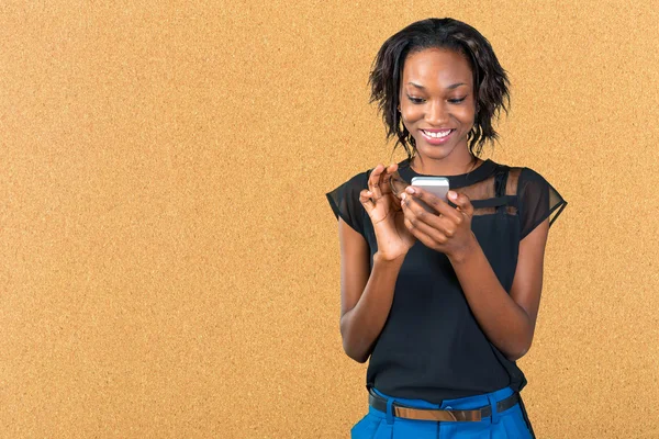 Businesswoman mensajes de texto en el teléfono — Foto de Stock