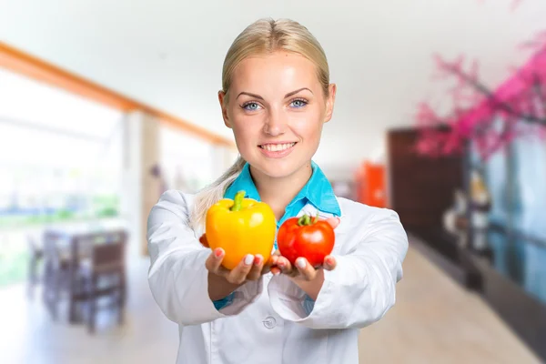 Dietist med färska grönsaker — Stockfoto