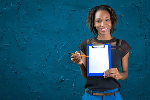 Африканская женщина показывает планшет — стоковое фото