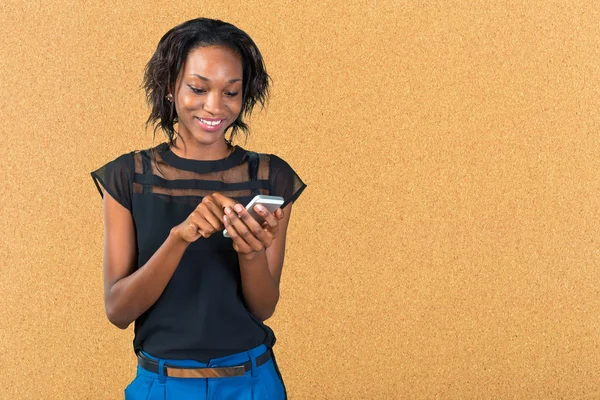 Businesswoman mensajes de texto en el teléfono — Foto de Stock