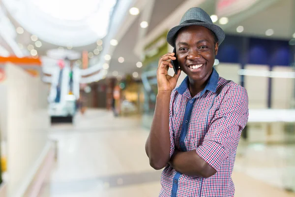 Telefonlu Afrikalı adam. — Stok fotoğraf