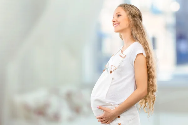 Junge schwangere Frau — Stockfoto