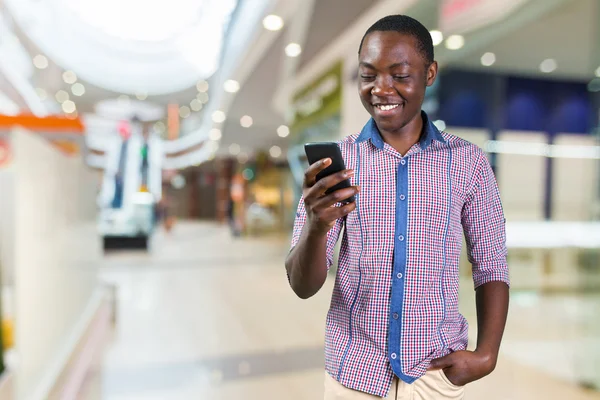 Telefonlu Afrikalı adam. — Stok fotoğraf