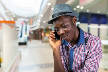 Telefonlu Afrikalı adam.