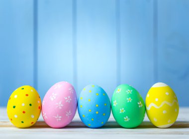 Ahşap arka planda paskalya yumurtaları